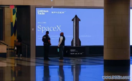 位于纽约高盛总部大厅的SpaceX记号。